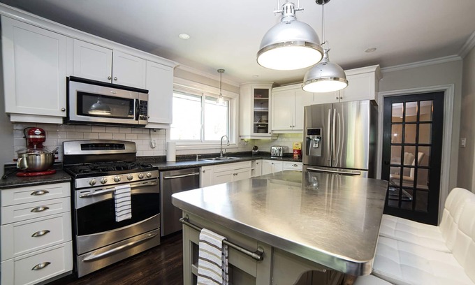 Alcona House | Smart stylish cottage house beside Lake Simcoe