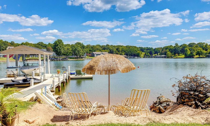 Huddleston Apartment | Smith Mountain Lake Retreat w/Private Beach!
