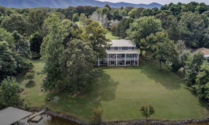 Huddleston House | Smith Mountain Lake luxury, Dog-friendly, WIFI, pooltable, hot tub, kayaks, dock