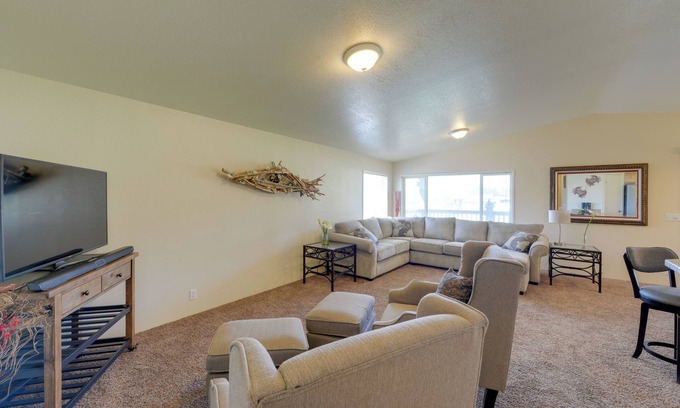 Smith River House | Smith River Home w/Boat Launch & Ocean Views