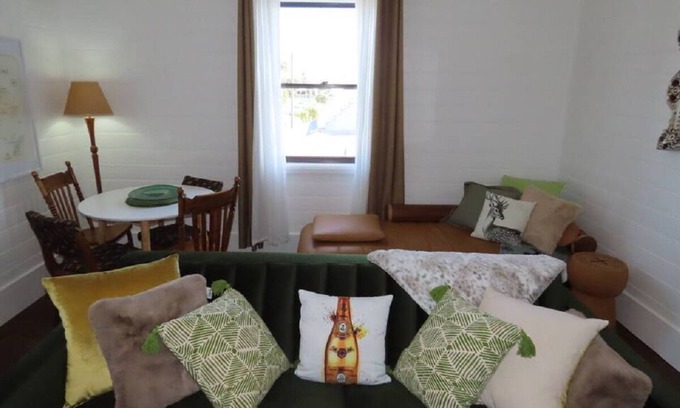 Smithtown House | Smithtown Champagne B&B (Bed & Bubbles)