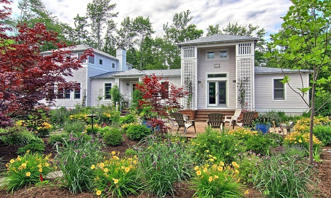 Glen Arbor House | Smittys GA "Right In The Middle Of It All"