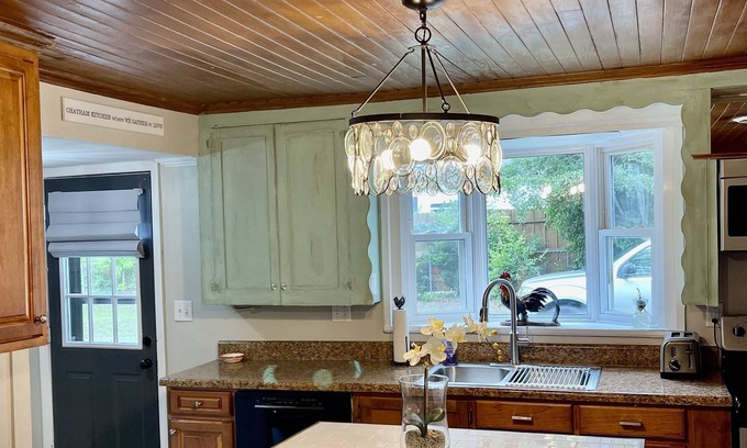 Cordova Cottage | SMOKE FREE Cottage on Chatham quiet, peaceful, business travelers welcome