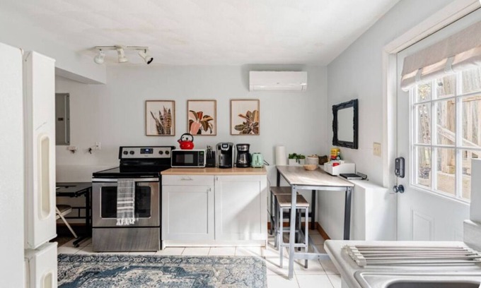 Beverly Apartment | Smoke FREE Studio- walk to beaches, downtown! 5 min drive to Historic Salem!