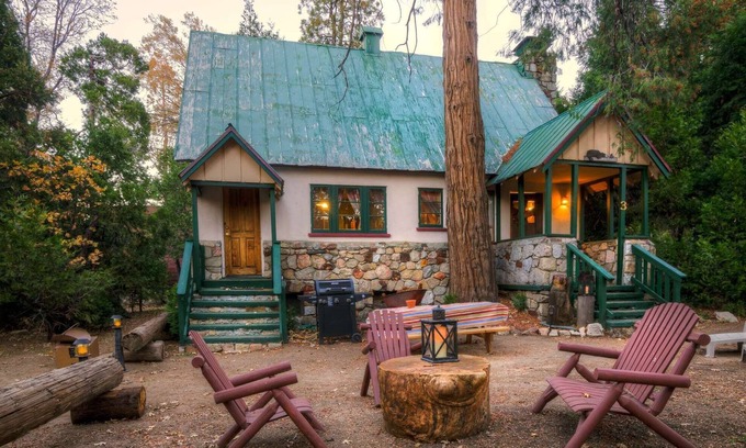 Twin Peaks Hotel | Smokey Bear Ranger - Three-Bedroom | Five Beds | ¾ Bathroom | Sleeps Eight