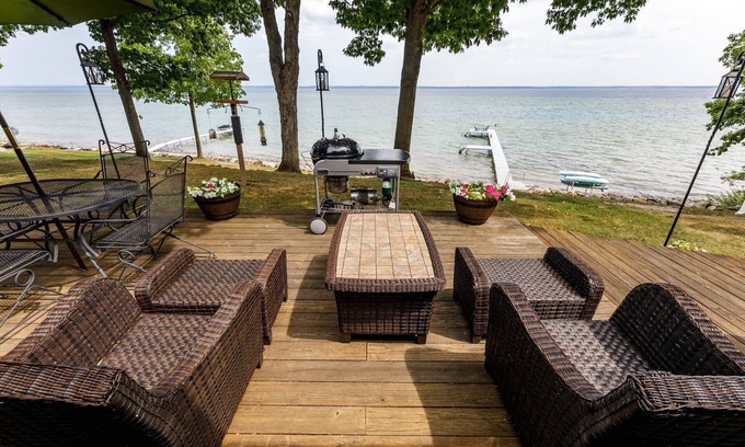 Traverse City House | Smokey Hollow's Secret | Hot Tub | Beach | AC |