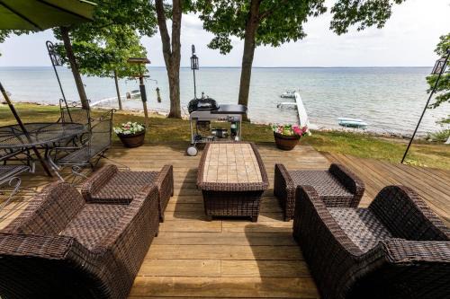 Traverse City House | Smokey Hollow's Secret Hot Tub Beach AC