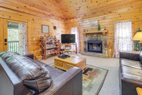 Sevierville House | Smokies Cabin on Douglas Lake with Resort Pool