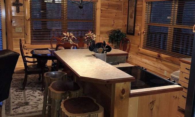 Gatlinburg - Pigeon Forge Cabin | *Smoky Jambearee* Luxury Cabin in Smoky Cove Resort. Game Room, Pool, Hot Tub