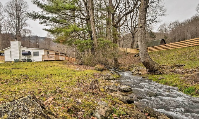 Robbinsville Cabin | Smoky Mountains Cabin w/ Deck & Grill Near Hiking!