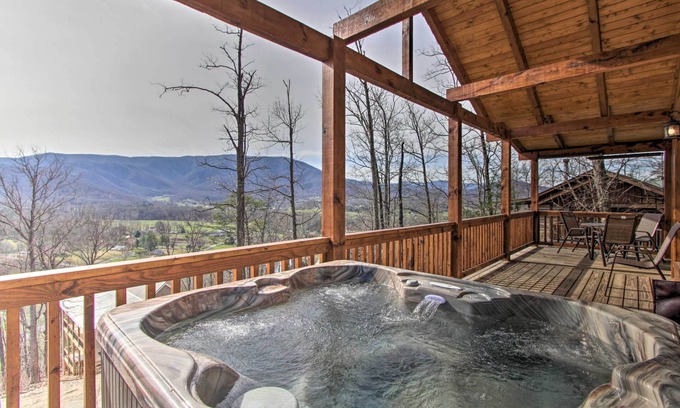Gatlinburg - Pigeon Forge Cabin | Smoky Mtn Log Cabin w/Hot Tub & Panoramic Views!