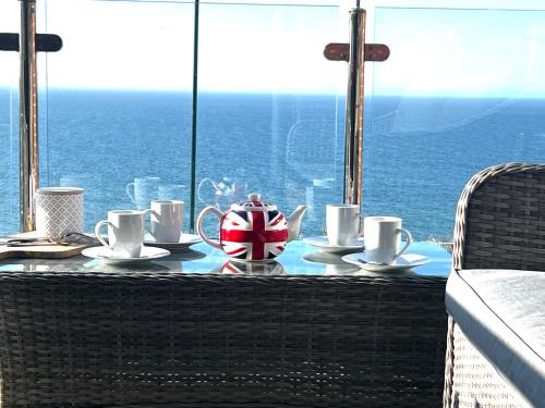 Saltburn-by-the-Sea Apartment | Smugglers - Sea Front - Parking - Sea Views - Balcony - 2 luxury kingsize beds