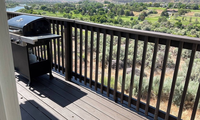 Buhl House | Snake River canyon 2 bedroom house in Buhl overlooking the river & golf course
