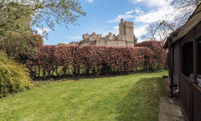 Bedale Cottage | SNAPE CASTLE GARDEN LODGE, pet friendly, with a garden in Bedale