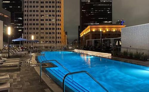 Downtown Los Angeles Apartment | Snazzy 3 Bedroom High Rise with Pool, Hot Tub and Rooftop Deck