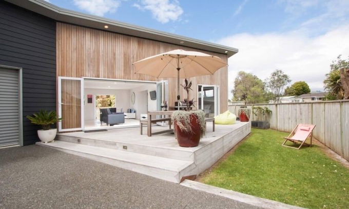 Waihi Beach House | SNAZZY! Right in the middle of the action!