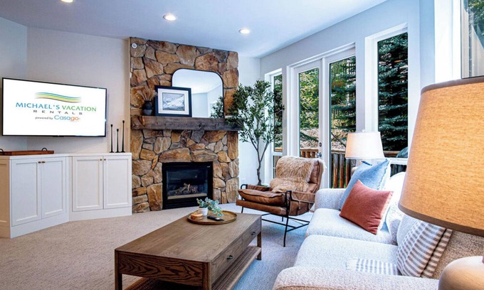 Ketchum Condo | Snow Star Serenade - Hot Tub + Gym + Walk to downtown & ski lifts!