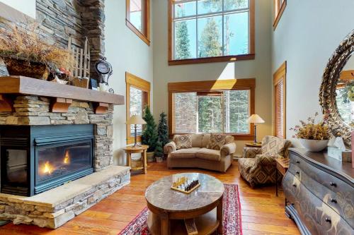 Snow Pine Estates House | Snowbanks 3