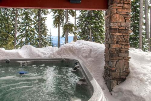 Snow Pine Estates House | Snowbanks 6