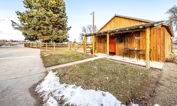 Eagle House | Snowbird-Friendly Country Bunk House with Loft, WiFi, Kitchenette, & Firepit