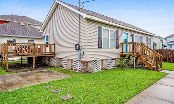 West End House | Snowbird-friendly home with central AC & washer/dryer - walk to dining