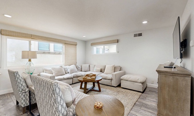 Balboa Island Condo | Snowbird-friendly home with great location near the ocean, washer/dryer, & WiFi