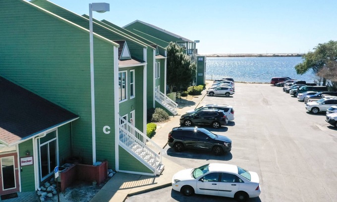 Fort Walton Beach Condo | Snowbird Rates |Waterview in FWB |Intracoastal Waterway |Sandy On-Site Beach |1 Queen |Fun Included