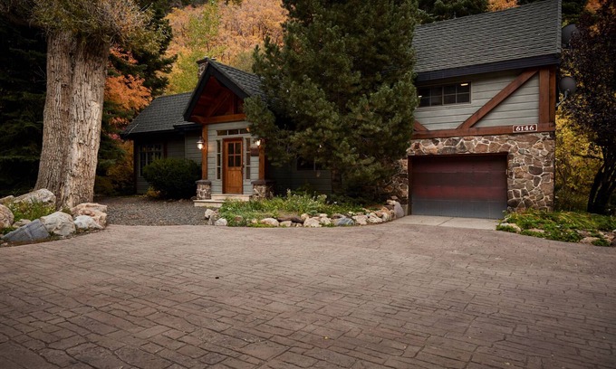 Snowbird Cabin | Snowcapped and sun-splashed In The Canyon Retreat: Cabin Home with Hot Tub
