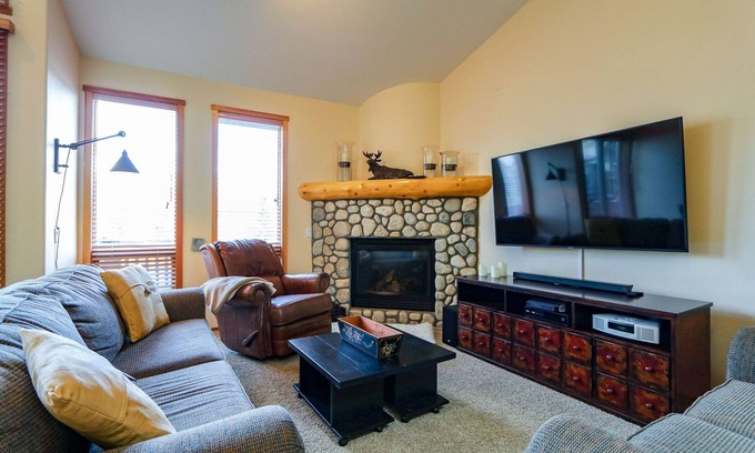 Mammoth Lakes Condo | Snowcreek V 997 Panoramic Mountain Views, Pet-Friendly by RedAwning