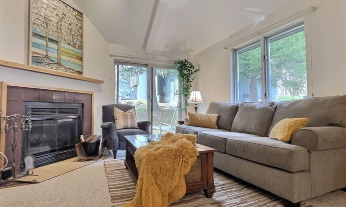 Killington Apartment | Snowcub- AC, Pool, Hot tub, Tennis, Grill!