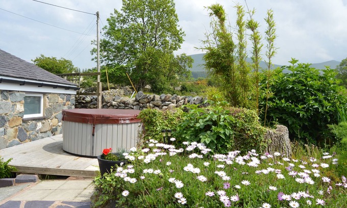 Bangor Cottage | Snowdonia farm cottage with hot tub & Gym