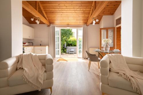 Blandford Saint Mary House | Snowdrop - Connect to the Nature in the Hot Tub