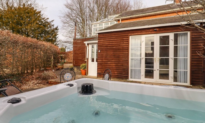 Blandford Saint Mary House | SNOWDROP, romantic, character holiday cottage in Blandford Forum