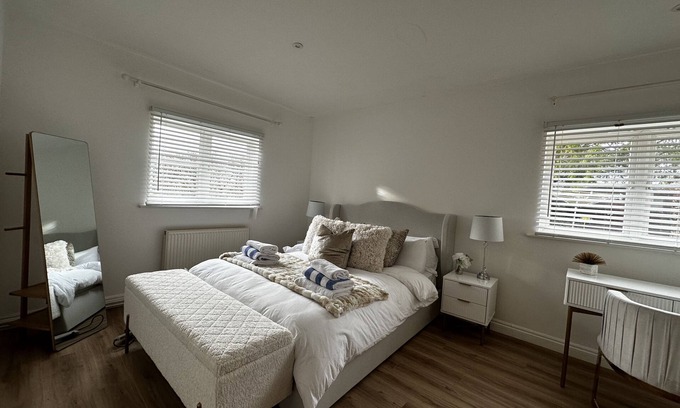 Blandford Saint Mary House | SNOWDROP - UNIQUE STAY | SLEEPS 2 | PETS ALLOWED | HOT TUB | BBQ | PATIO | WI-FI