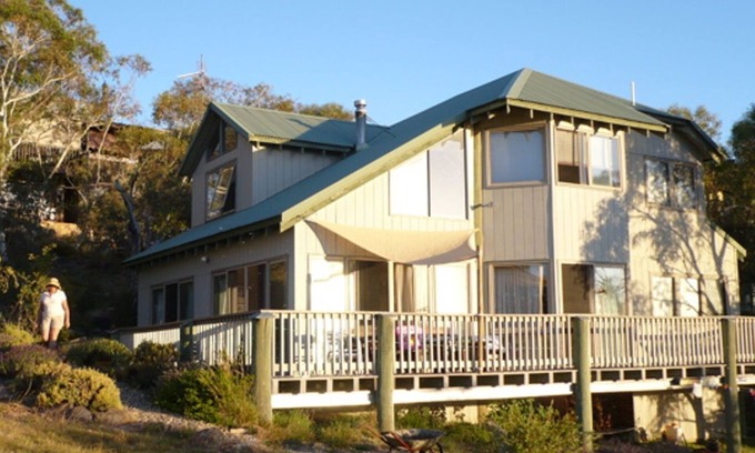 East Jindabyne House | Snowgums on the Lake - Charming 4BR Home l Amazing Lake Views l Balcony