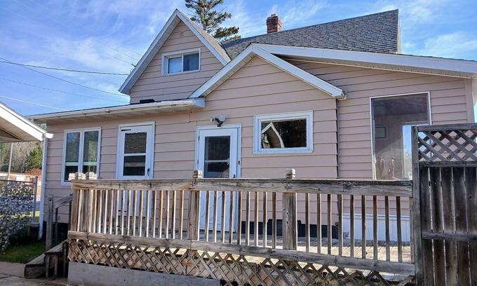 Republic House | Snowmobile, UTV trails, Fishing in a charming 3-bedroom house in Republic