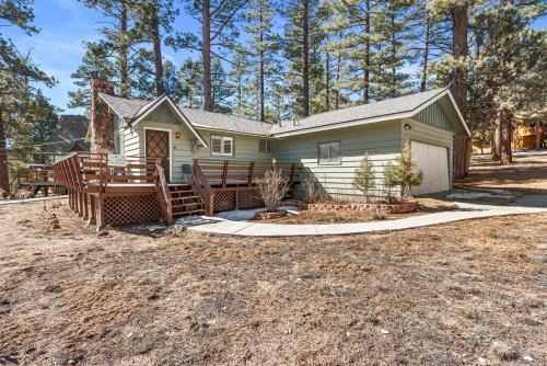 Whispering Forest House | Snowridge - Charming classic cabin with a wood burning fireplace and WiFI!