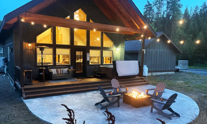 Ronald House | Snowshoe Inn - King Master - Hot Tub - Fire Pit - Trails - Community Pool