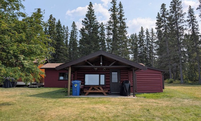 The Pas Cabin | Snowy Owl: A lakefront log cabin at Clearwater Lake for the whole family!