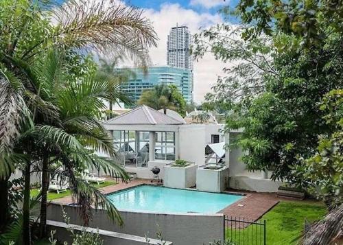 Sandown Apartment | Snowy Purple Villa Sandton 1