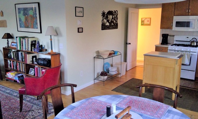 South Kingstown Cottage | Snug, bright, quiet modern cottage-short walk to beaches!