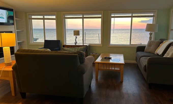 Sturgeon Bay Cottage | Snug Harbor Inn - Port Cottage