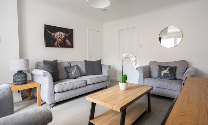 Tillicoultry House | Snug Modern Home in Tillicoultry