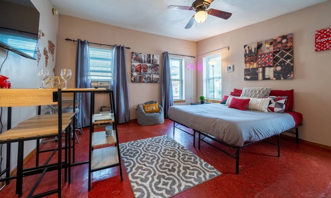 Spring Garden Apartment | SNUG studio nestled in the heart of center city!