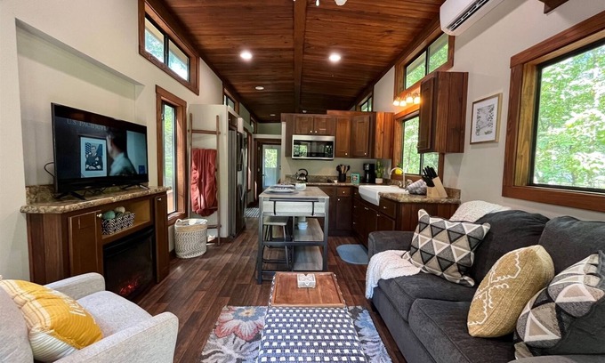 Pickens Cabin | Snuggle Up-Swimming Pool & Clubhouse - Tiny House