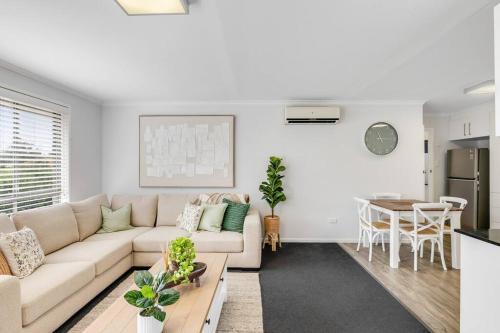 Kearneys Spring Apartment | So Central, So Comfortable!