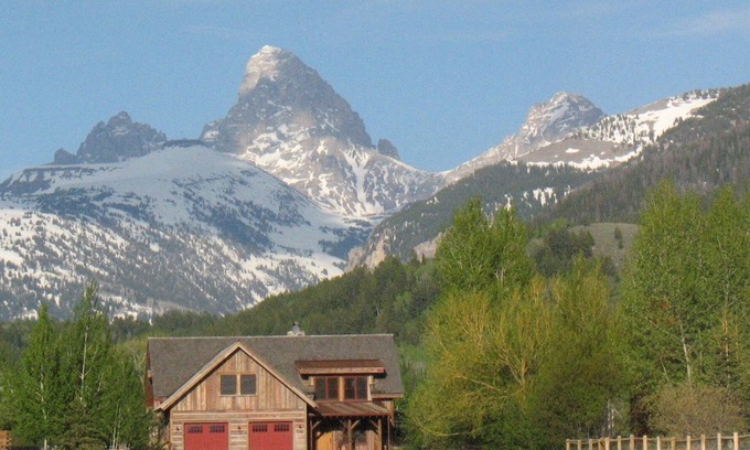 Alta House | Soak in the Hot Tub, Relax by the Fireplace, or X-C Ski from the Back Door
