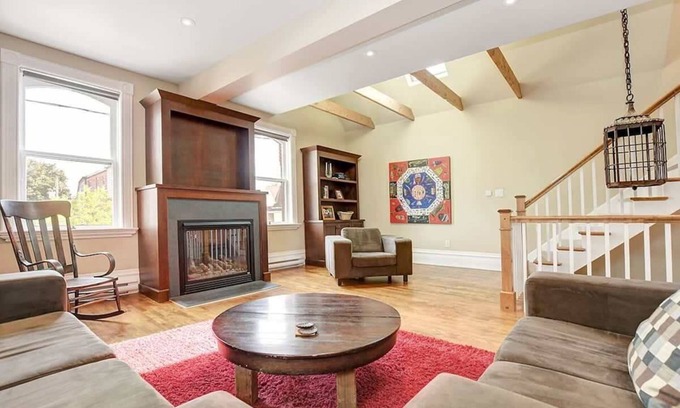 Hull House | Soaring ceilings, 15 min walk to Parliament!