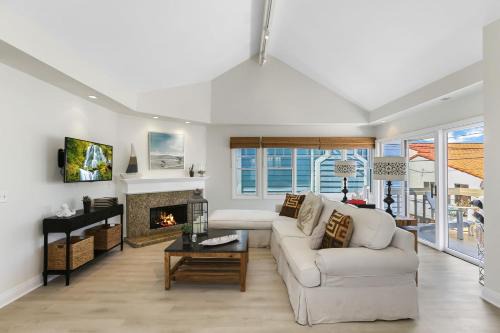 Corona del Mar House | SoCal's Finest Gem on Dahlia