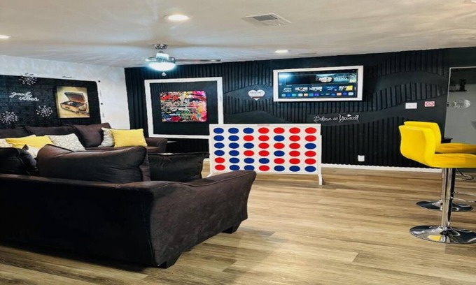 DeSoto House | Social Retreat, Relax or Fun! (OVER AGE OF 25 ONLY CAN RENT NO PARTIES